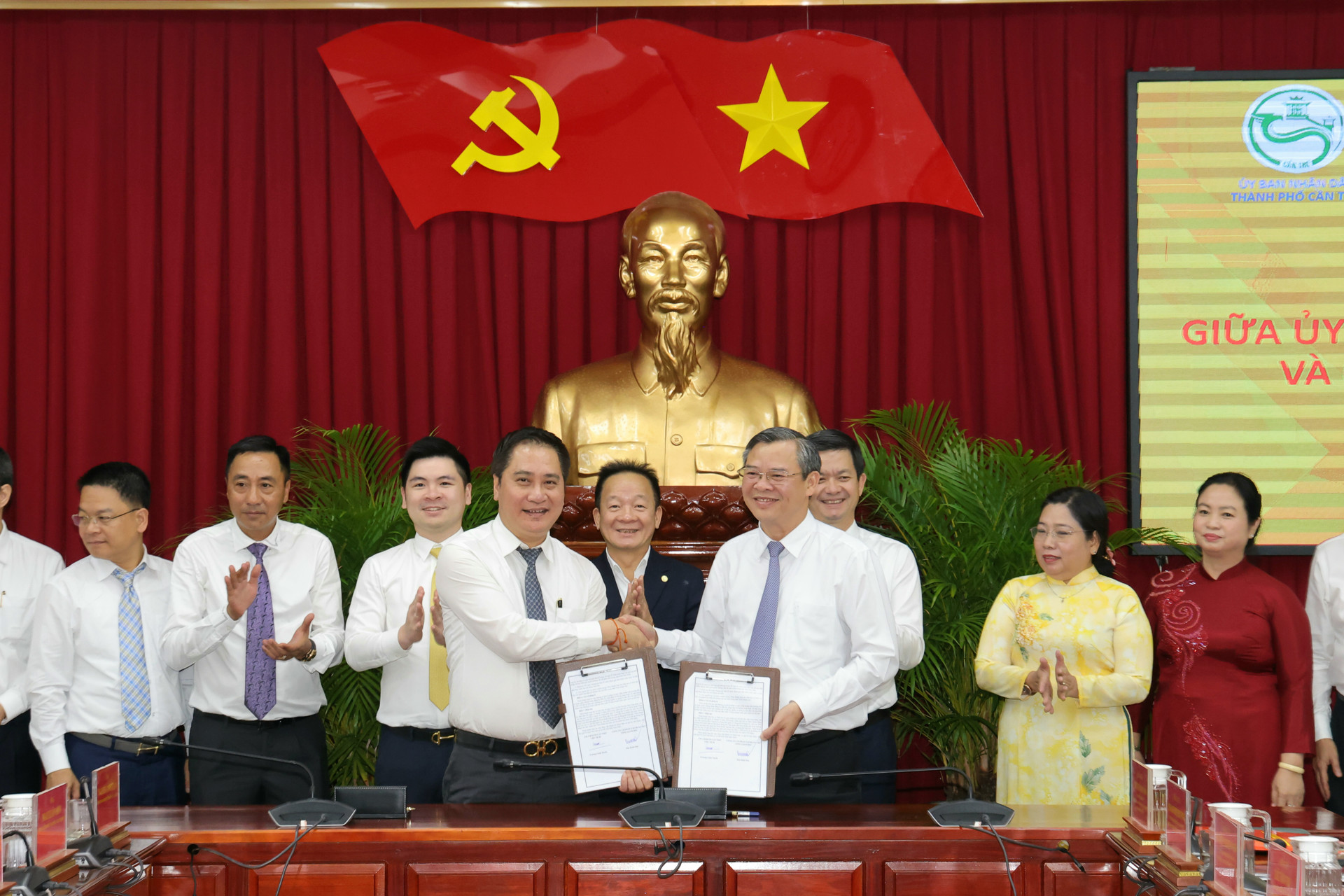 Lãnh đạo UBND thành phố Cần Thơ và lãnh đạo Tập đoàn T&T ký kết hợp tác chiều 31-3 - Ảnh: TRUNG PHẠM